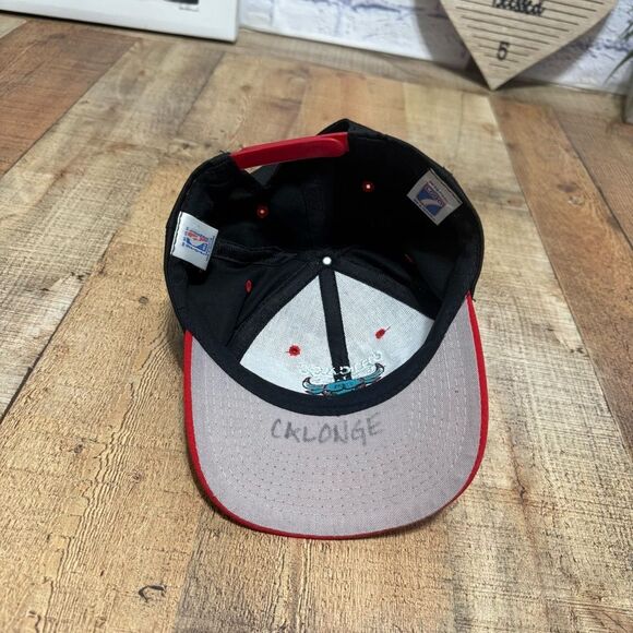 RARE - Vintage - Logo 7 - Chicago Bulls- Black & Red Snapback Hat With Flaw - Picture 4 of 11